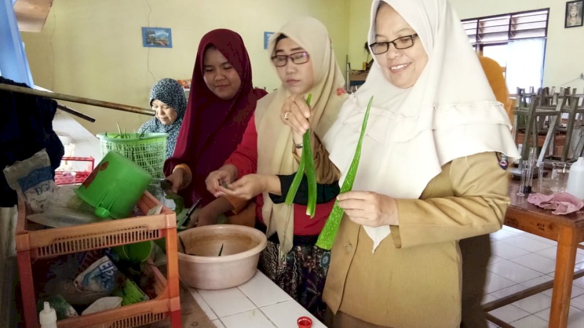 Pakai Aloe Vera hingga Alkohol, Guru SMANSA Barru Produksi Hand Sanitizer