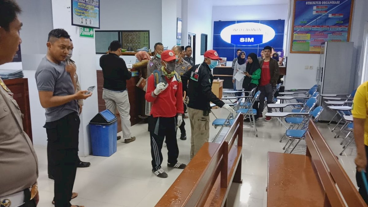 Cegah Corona, Polres Maros Semprotkan Disinfektan di Setiap Sudut Ruang Pelayanan