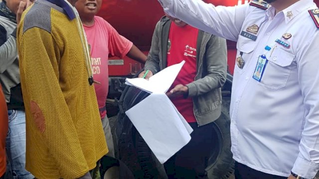 Pemeriksaan suhu tubuh petugas kebersihan DLH Parepare. (ist)