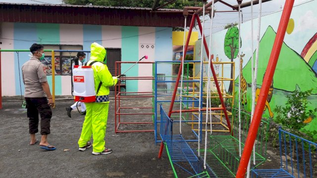 Penyemprotan disinfektan di asrama di lokasi kantor dan asrama. (ist)
