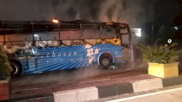 Bus lintas provinsi terbakar di saat melintas di bagian kota Kabupaten Barru. (ist)