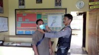 Polsek Sinjai Barat Bagikan Masker dan Hand Sanitizer ke Masyarakat