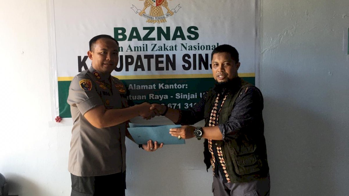 Kapolres Sinjai Serahkan Zakat Profesi Personel Polres ke Baznas