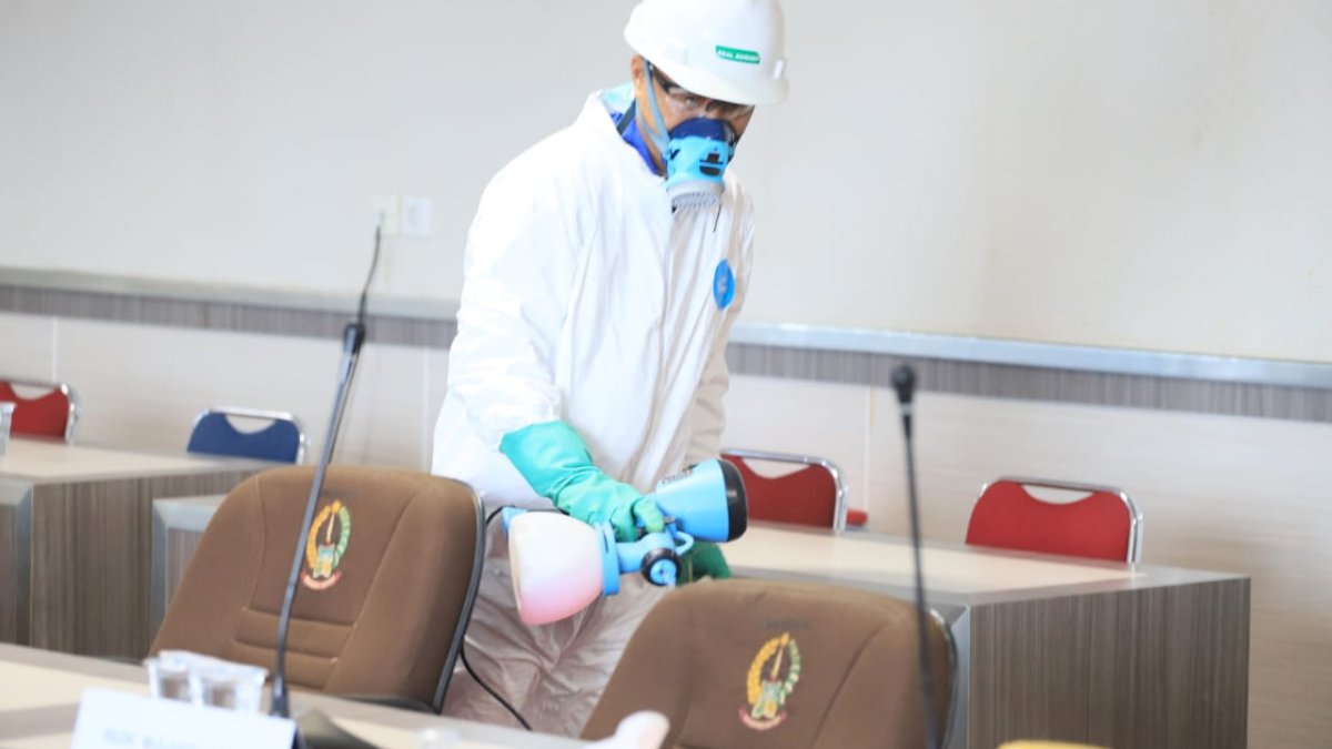 Sekretariat DPRD Sulsel Disemprot Cairan Disinfektan