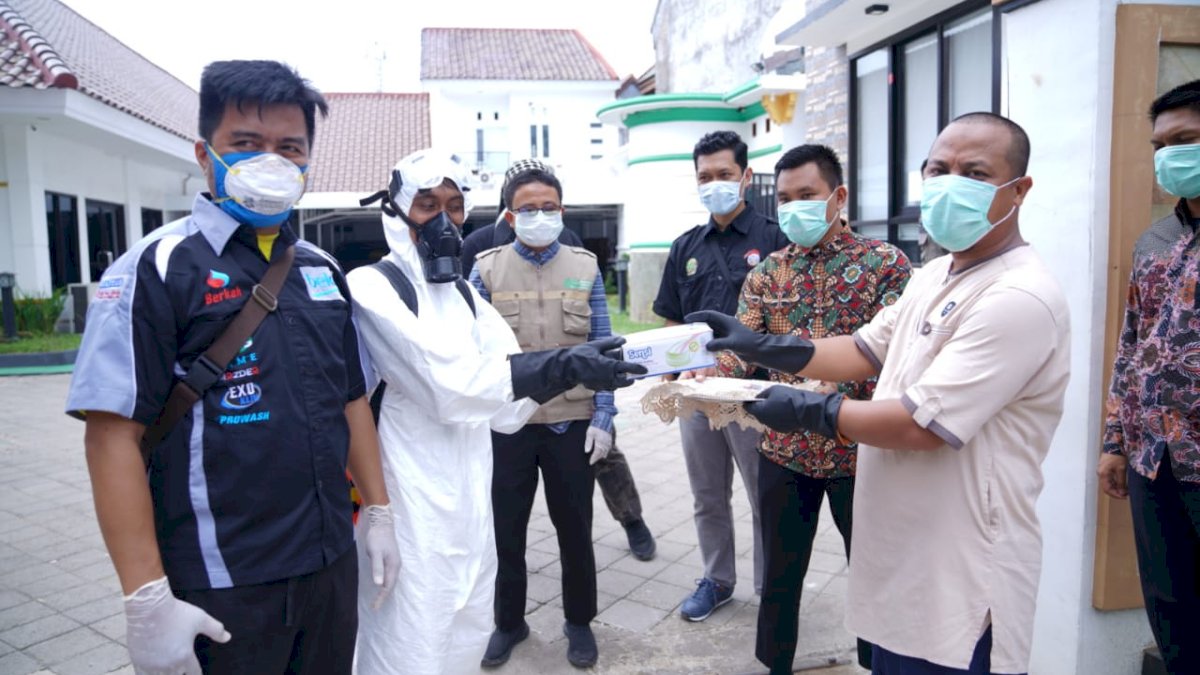 Wagub Sulsel Lepas Relawan Disinfektan Gratis Cegah Penularan Covid-19