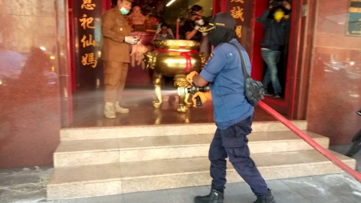 Cegah Corona, Tempat Ibadah hingga Fasum di Kota Makassar ‘Dibom’ Disinfektan