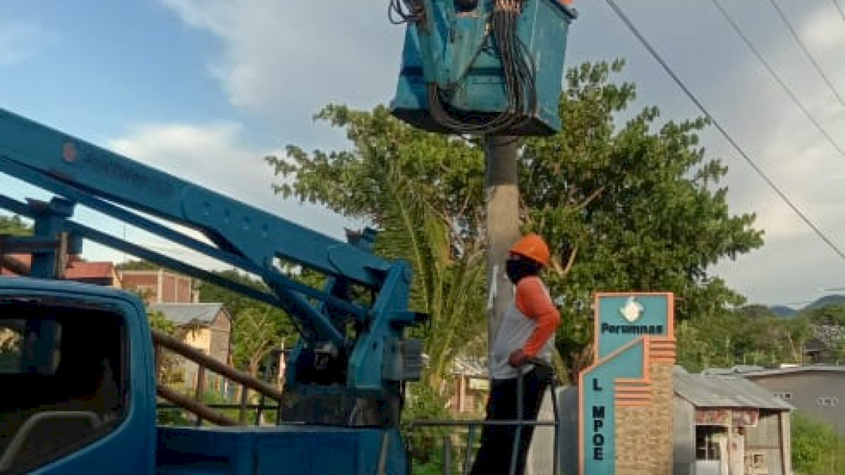 PJU Parepare Tetap Rutin Benahi Lampu Jalan di Tengah Panik Corona