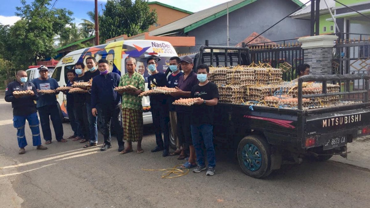 Legislator NasDem Bagi-bagi Sembako ke Warga Pangkep di Tengah Maraknya Corona