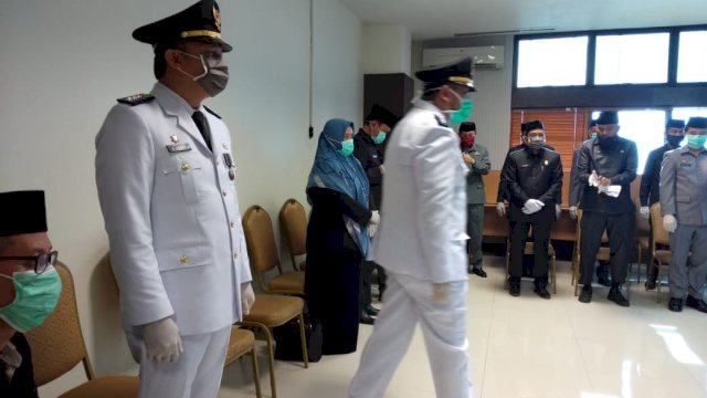 Pakai masker. Iqbal Suhaeb lantik pejabat di tengah ancaman wabah corona di Kota Makassar. (ist)