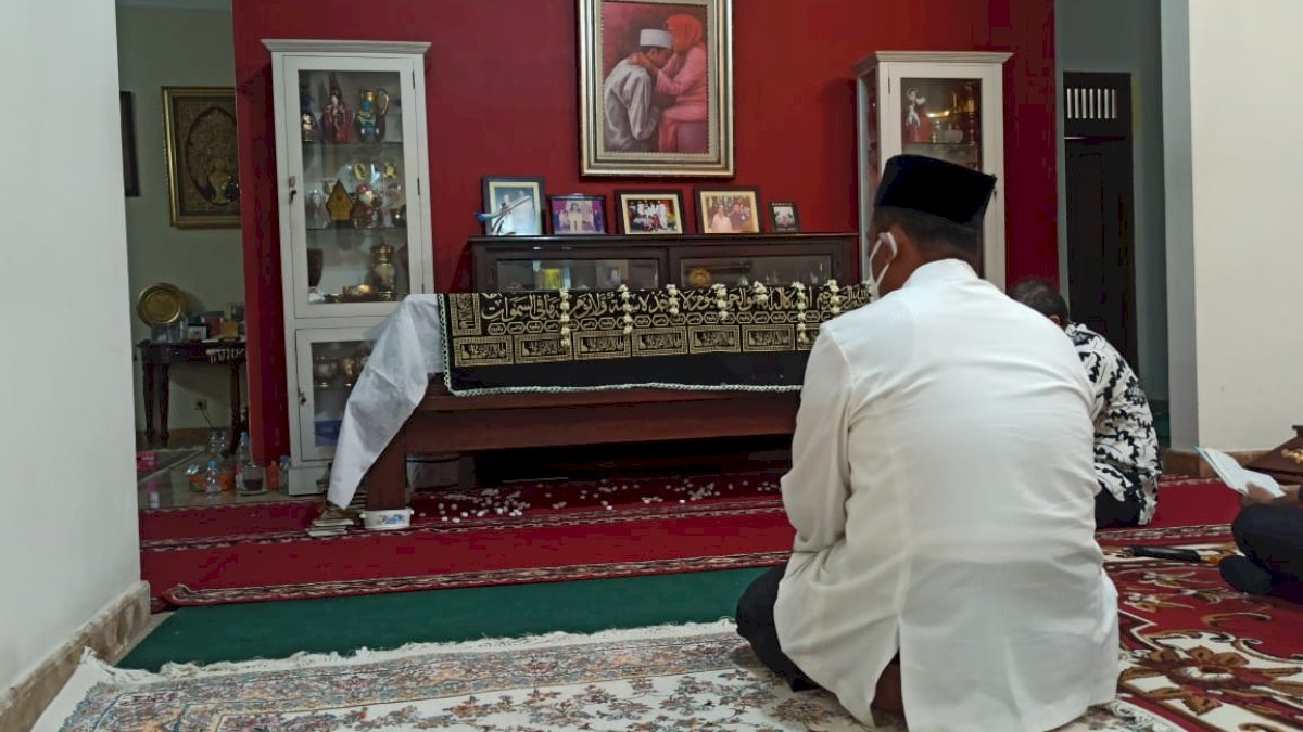 Amran Sulaiman Melayat Almarhumah Ibunda Presiden Jokowi di Solo