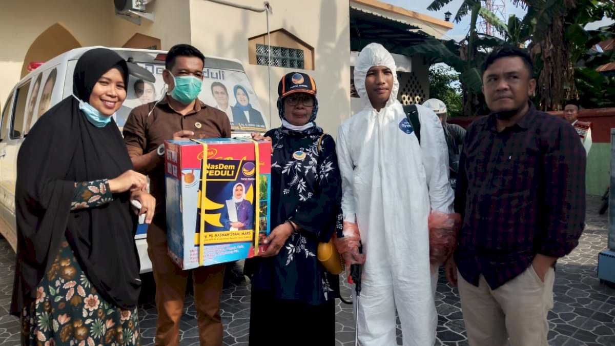 NasDem Peduli, Hasnah Syam Serahkan Alat Penyemprotan di Dapil II Sulsel