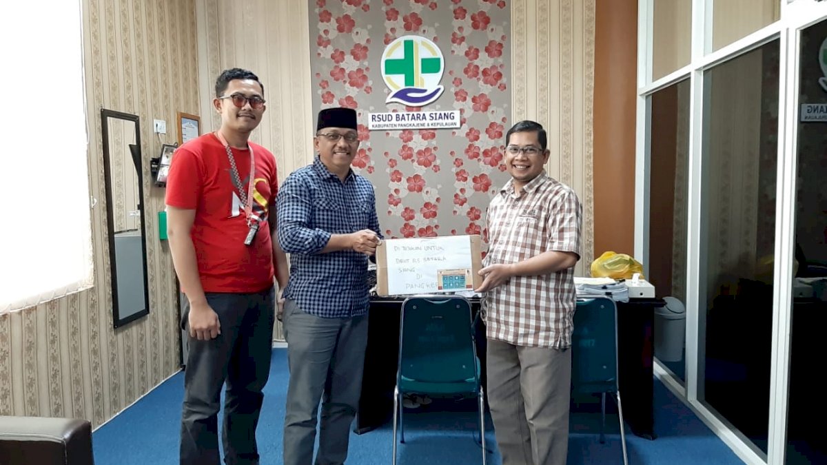 Legislator Gerindra Sulsel Andi Nira Bantu RSUD Pangkep Hand Sanitizer