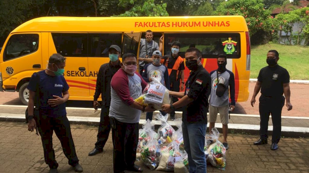 Fakultas Hukum Unhas Bagikan Paket Bantuan ke Warga Kurang Mampu