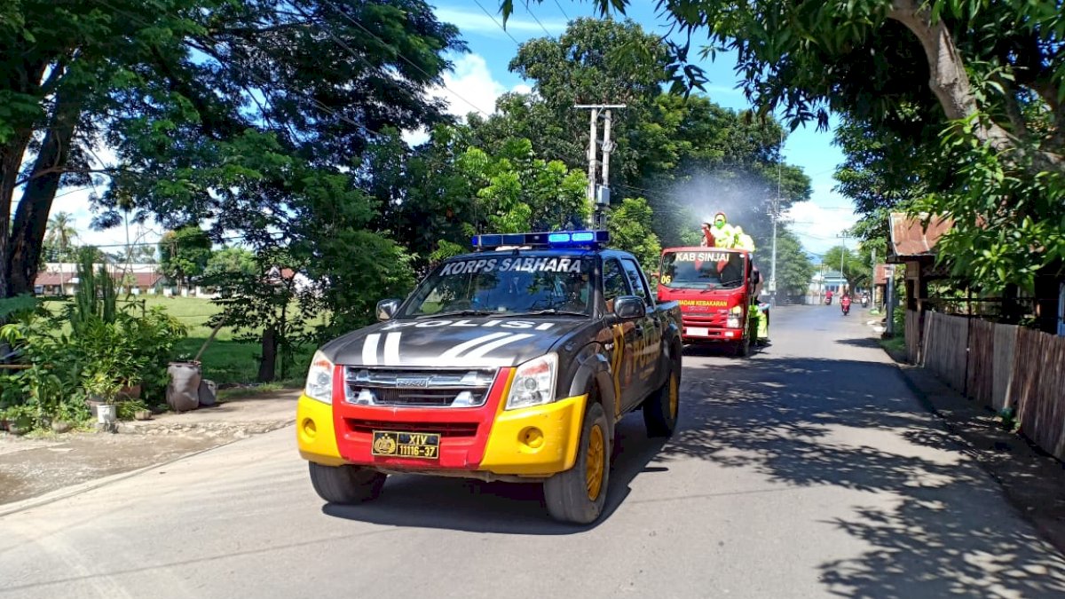 Jalan Protokol di Sinjai Disemprot Disinfektan