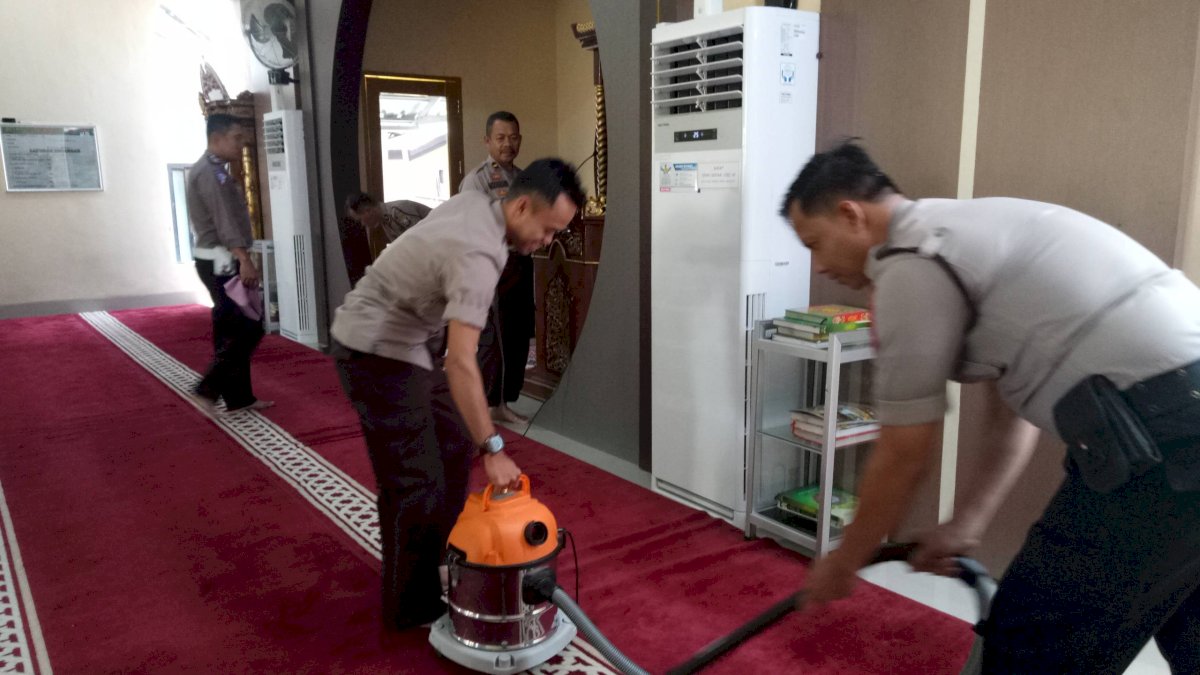 Cegah Corona, Polres Sinjai Lakukan Bersih Lingkungan Mako dan Masjid