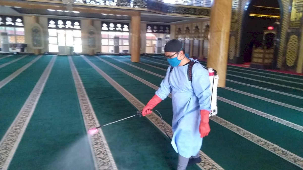 Cegah Virus Corona, Dinkes Jeneponto Semprotkan Disinfektan di Masjid Agung