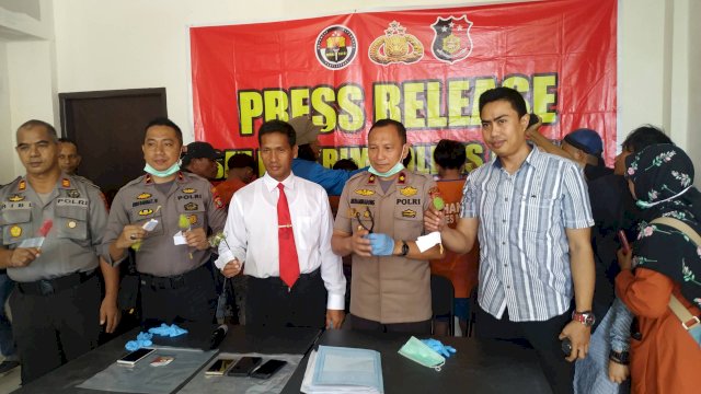 Tersangka dan barang bukti yang diamankan personil polres maros saat menggelar press release. (sulselsatu/Indra sadli Pratama).