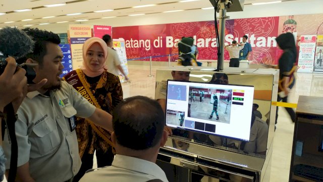 Thermoscan di terminal Kedetangan dan keberangkatan Internasional Bandara Internasional Sultan Hasanuddin Makassar (Sulselsatu/Indra Sadli Pratama).