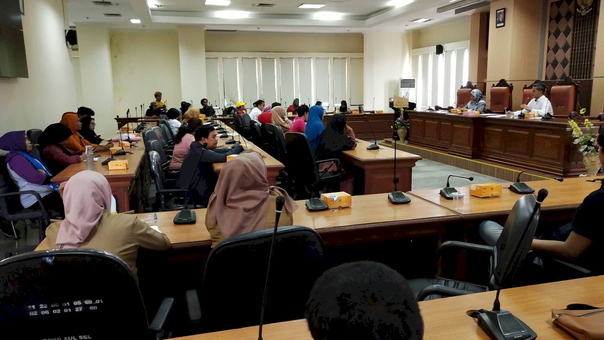 Massa Gerakan Rakyat Sulawesi Selatan Unjuk Rasa di DPRD, Tolak Omnibus Law