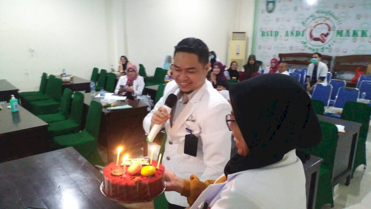 Begini Keseruan di RSUD Parepare Beri Kejutan Dokter yang Ulang Tahun