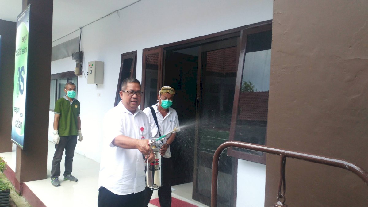 Dinas Kesehatan Semprot Disinfektan Ruang Pelayanan Kejari Parepare