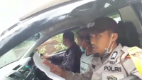 Petugas Polsek dan Puskesmas Sinjai Borong Keliling Kampung Sampaikan Bahaya Corona