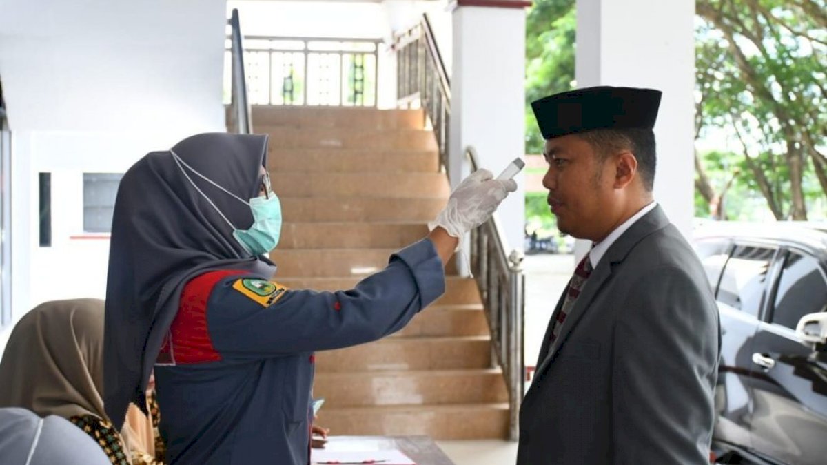 Tim PSC Cek Suhu Tubuh Peserta Rapat Paripurna LKPJ di DPRD Sinjai