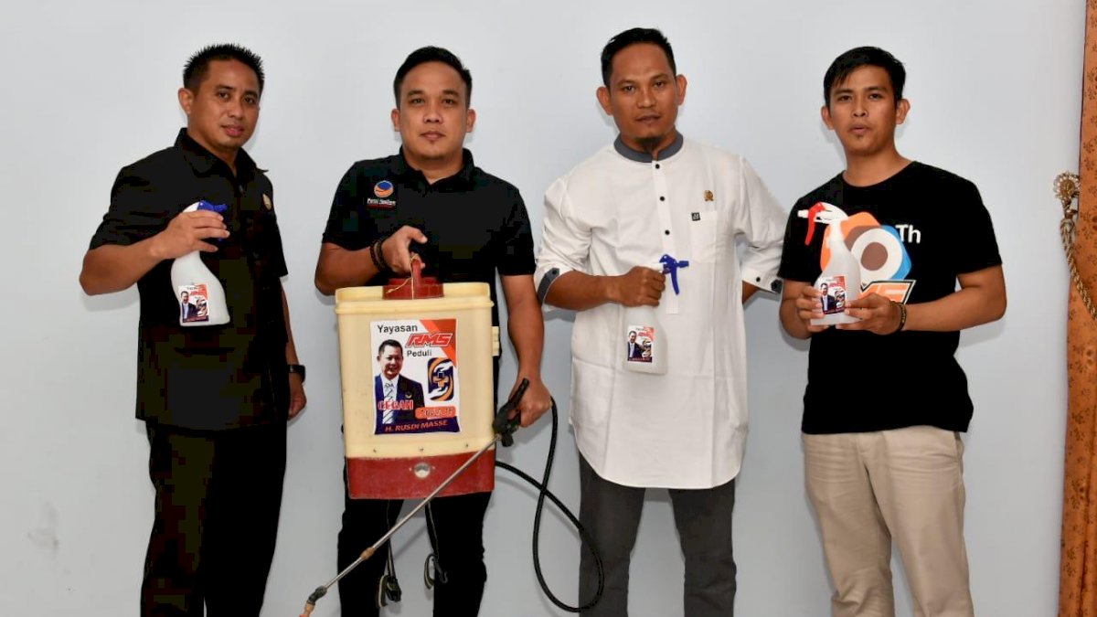 RMS dan NasDem Bagi-bagi Hand Sanitizer di Sidrap-Pinrang