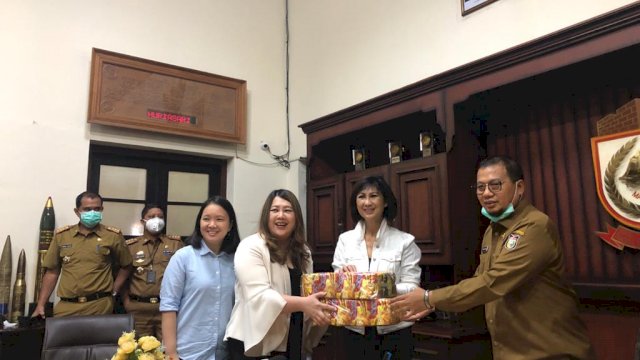 Iqbal Suheb terima bantuan mi instan dari Misho Japanese Rertaurant untuk warga terdampak corona di Kota Makassar. (ist)