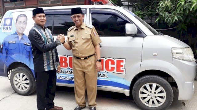 Penyerahan bantuan ambulans gratis di Kecamatan Belawa. (ist)