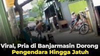 VIDEO: Viral, Pria di Banjarmasin Dorong Pengendara Hingga Jatuh