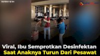 VIDEO: Viral, Ibu Semprotkan Desinfektan Saat Anaknya Turun Dari Pesawat