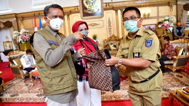 Plt Kepala Dinas Pendidikan Sulsel, Basri menyerahkan bantuan secara simbolis ke Gubernur Nurdin Abdullah. (ist)