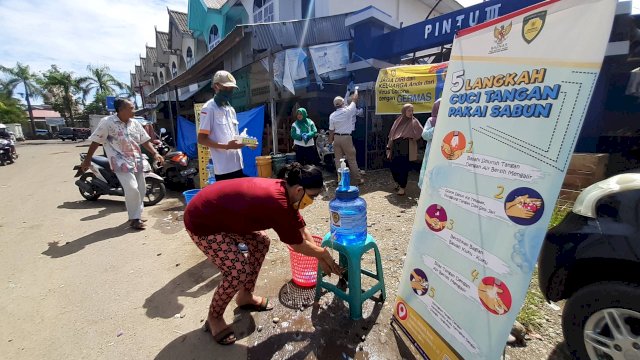 Relawan Baznas Barru edukasi cuci tangan dan bagikan masker di Pasar Mattirowalie (Sulselsatu/Asriadi)