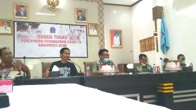 Bincang media penanganan virus corona dan ketersediaan bahan pokok di Aula Latea Riduni Rujab Bupati Bone. (ist)