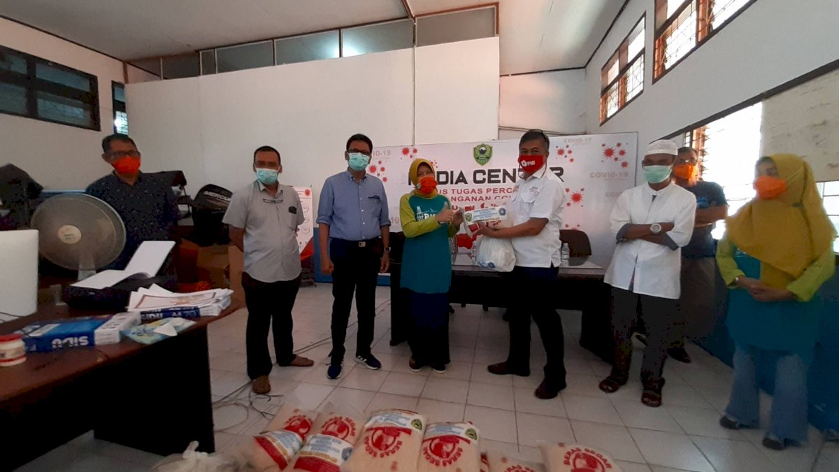 Hasnah Syam Bagi-bagi Sembako di Tujuh Kecamatan