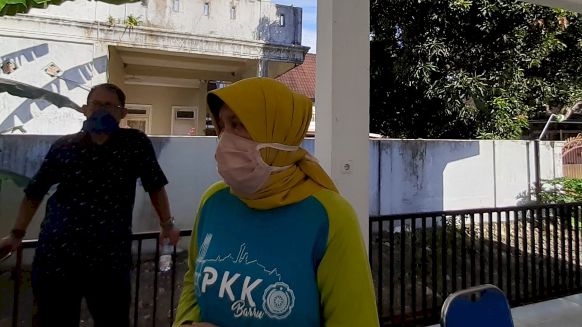 Lawan Corona, Hasnah Syam Ajak Masyarakat Tak Keluar Rumah