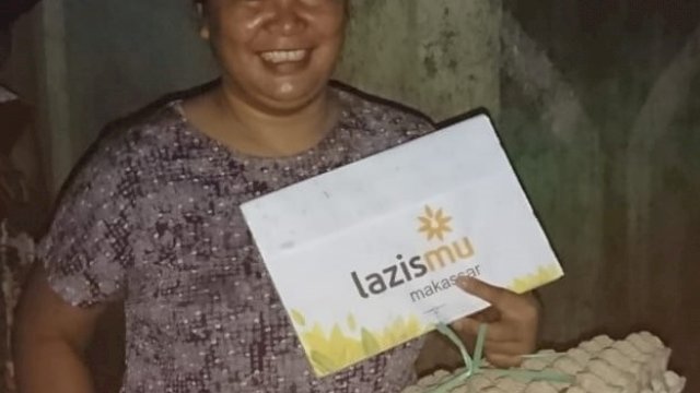 Pemberian paket sembako Lazismu Makassar. (ist)