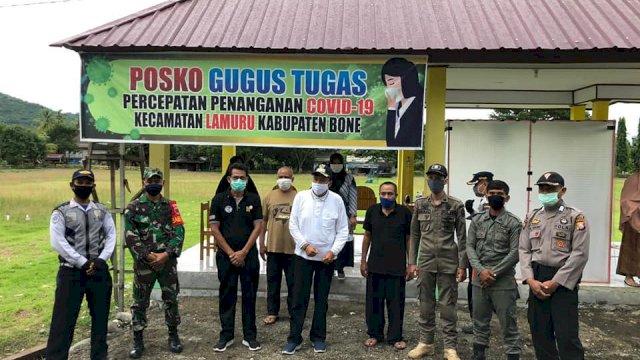 Wakil Bupati Bone Ambo Dalle memantau aktivitas posko PPC-19 di perbatasan daerah. (ist)