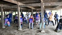 Jelang Ramadhan RMS Bagi-bagi Sarung dan Mukenah di Pinrang