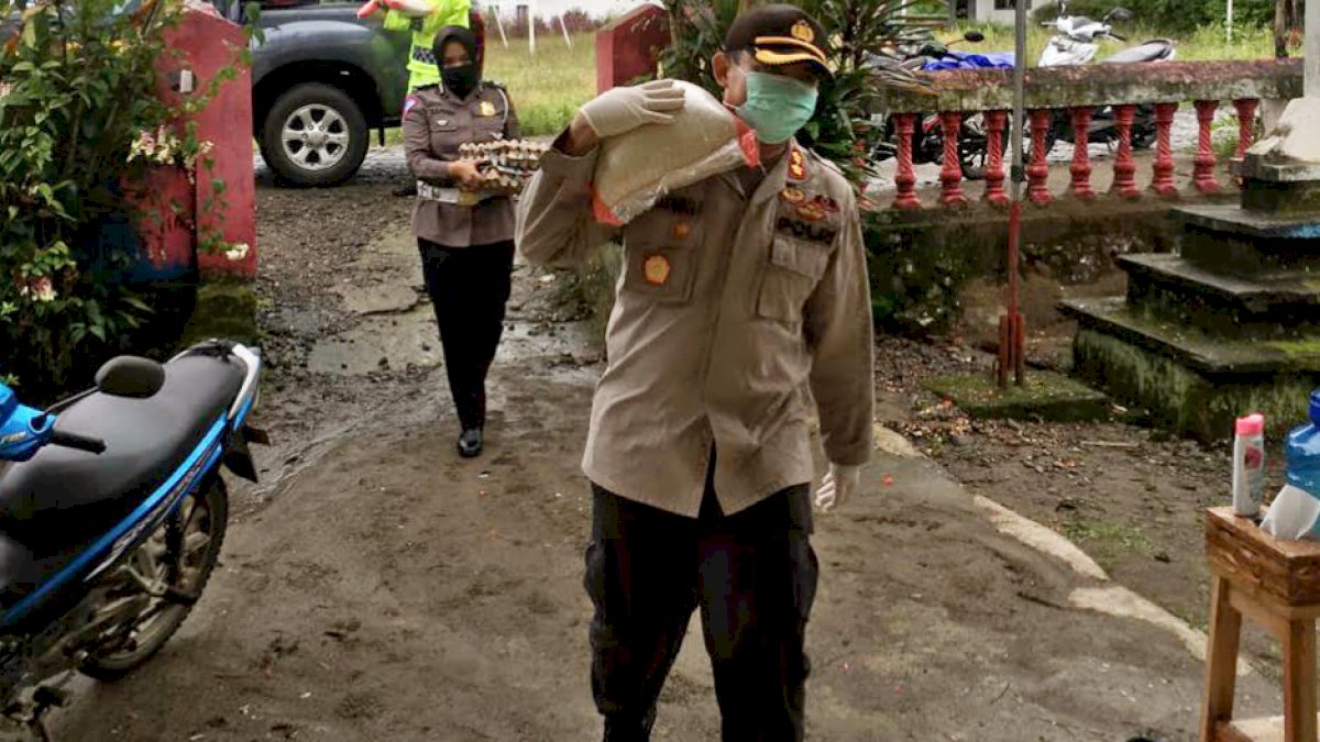 Kapolres Sinjai Serahkan Bantuan Sembako dari Gubernur Sulsel ke Warga Tak Mampu