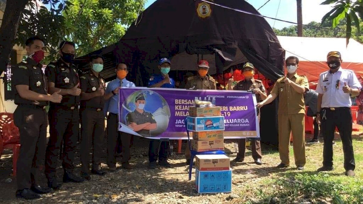 Kejari Barru Bagi Sembako ke Petugas Posko Perbatasan