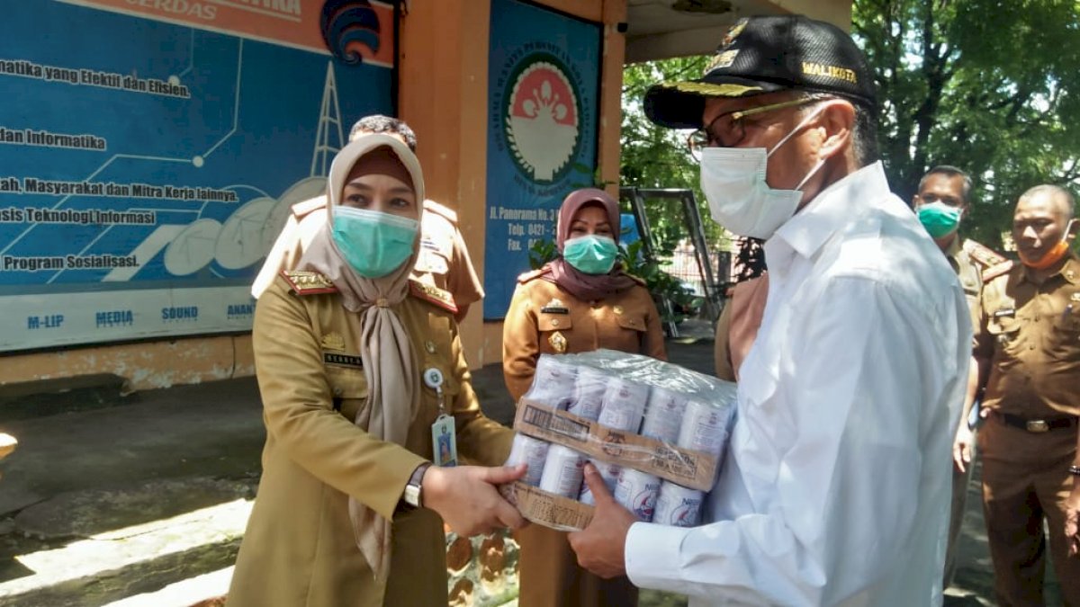 Taufan Pawe Sumbang Susu Kaya Nutrisi untuk Tenaga Medis Covid-19