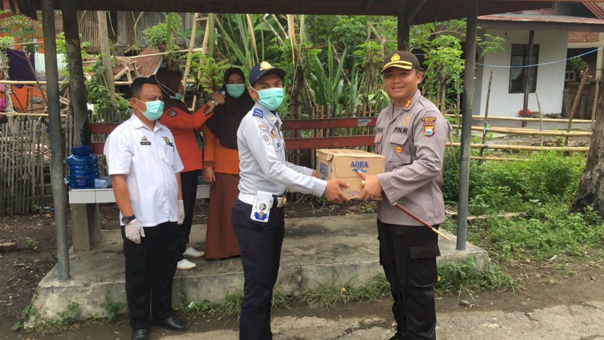 Kapolres Sinjai Serahkan Bingkisan ke Petugas Pencegahan Covid-19 di Perbatasan