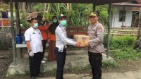 Kapolres Sinjai Serahkan Bingkisan ke Petugas Pencegahan Covid-19 di Perbatasan