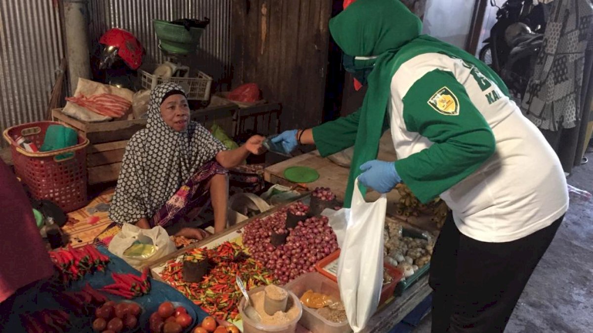 Relawan Baznas Barru Edukasi Warga Cuci Tangan dan Bagikan Masker di Pasar