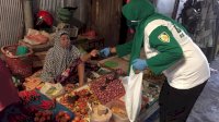Relawan Baznas Barru Edukasi Warga Cuci Tangan dan Bagikan Masker di Pasar