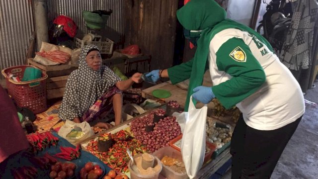 Relawan Baznas Barru edukasi cuci tangan dan bagikan masker di Pasar Mattirowalie (Sulselsatu/Asriadi)