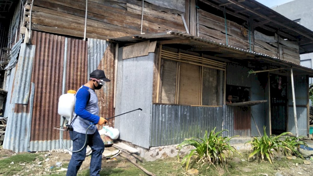DLH Parepare Jadi Garda Terdepan Semprot Disinfektan ke Rumah Warga