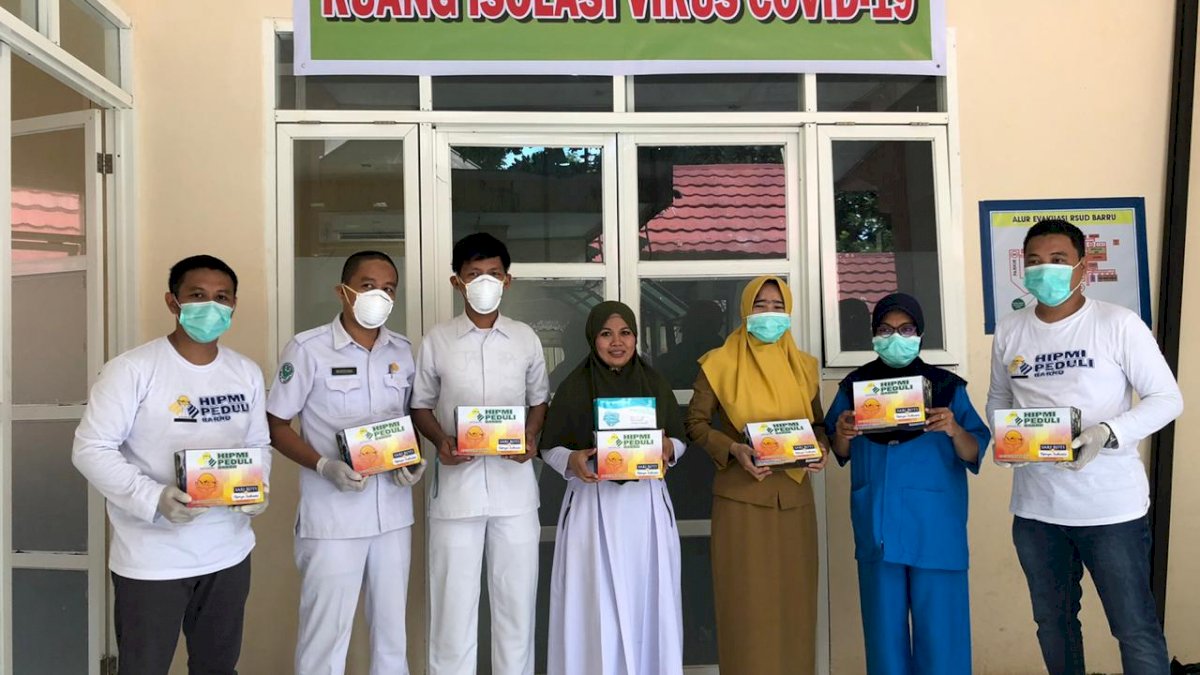 HIPMI Barru Bagikan Logistik Gizi Kepada Tim Medis Penanganan Corona Tiap Hari